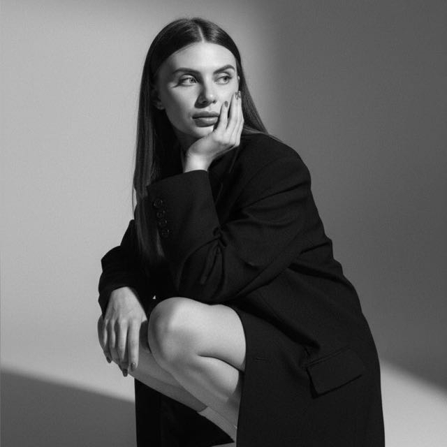 Ritratto in bianco e nero di Eveline, fondatrice di EVYE Studio